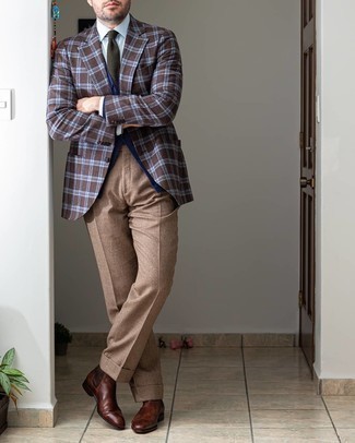 Dunkelgrüne Strick Krawatte kombinieren – 57 Herren Outfits: Paaren Sie ein dunkelbraunes Sakko mit Schottenmuster mit einer dunkelgrünen Strick Krawatte für eine klassischen und verfeinerte Silhouette. Dunkelbraune Chelsea Boots aus Leder sind eine großartige Wahl, um dieses Outfit zu vervollständigen.