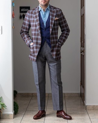 Wie graue Wollanzughose mit dunkelbraunen Sakkos zu kombinieren – 98 Herren Outfits: Paaren Sie ein dunkelbraunes Sakko mit einer grauen Wollanzughose, um vor Klasse und Perfektion zu strotzen. Komplettieren Sie Ihr Outfit mit dunkelbraunen Leder Slippern.