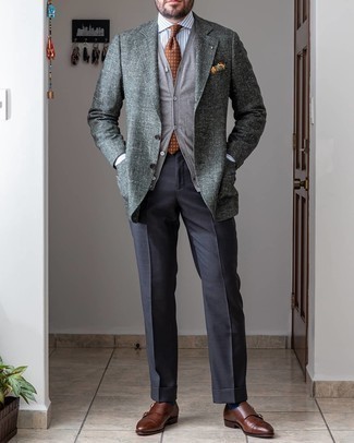 Dunkelbraune bedruckte Krawatte kombinieren – 63 Herbst Herren Outfits: Entscheiden Sie sich für ein dunkelgrünes Wollsakko und eine dunkelbraune bedruckte Krawatte, um vor Klasse und Perfektion zu strotzen. Dunkelbraune Doppelmonks aus Leder sind eine großartige Wahl, um dieses Outfit zu vervollständigen. So einfach kann ein schöner Herbst-Look sein.