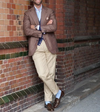 Dunkelblaue Strickjacke kombinieren – 500+ Herren Outfits: Erwägen Sie das Tragen von einer dunkelblauen Strickjacke und einer hellbeige Anzughose für eine klassischen und verfeinerte Silhouette. Vervollständigen Sie Ihr Look mit dunkelbraunen Leder Slippern.