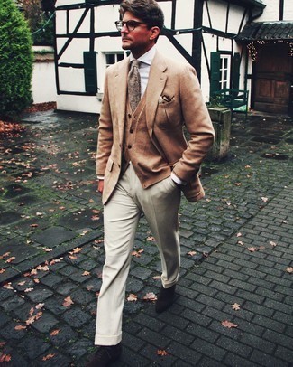 Beige Wollsakko kombinieren – 224 Herren Outfits: Kombinieren Sie ein beige Wollsakko mit einer grauen Anzughose für eine klassischen und verfeinerte Silhouette. Dunkelbraune Wildleder Oxford Schuhe sind eine ideale Wahl, um dieses Outfit zu vervollständigen.