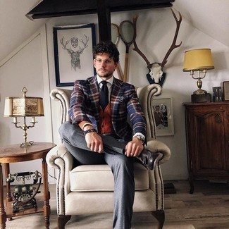 Senf Strickjacke kombinieren – 59 Herren Outfits: Entscheiden Sie sich für einen klassischen Stil in einer senf Strickjacke und einer dunkelgrauen Anzughose. Dunkelbraune Leder Slipper mit Quasten sind eine perfekte Wahl, um dieses Outfit zu vervollständigen.