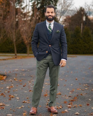 Grünes Einstecktuch kombinieren – 133 Herren Outfits: Halten Sie Ihr Outfit locker mit einem dunkelblauen Sakko und einem grünen Einstecktuch. Fühlen Sie sich mutig? Entscheiden Sie sich für braunen Leder Slipper.