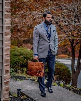 Hellblaue Krawatte kombinieren – 188 Herren Outfits: Kombinieren Sie ein graues Sakko mit Karomuster mit einer hellblauen Krawatte für eine klassischen und verfeinerte Silhouette. Suchen Sie nach leichtem Schuhwerk? Ergänzen Sie Ihr Outfit mit schwarzen Chelsea Boots aus Leder für den Tag.