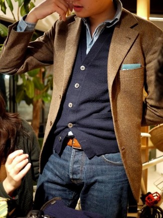 30 Jährige: Rotbraunes Wollsakko kombinieren – 248 Smart-Casual Herren Outfits: Paaren Sie ein rotbraunes Wollsakko mit dunkelblauen Jeans, um einen modischen Freizeitlook zu kreieren.