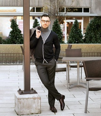 Grauen Rollkragenpullover kombinieren – 500+ Smart-Casual Herren Outfits: Tragen Sie einen grauen Rollkragenpullover und eine dunkelbraune Chinohose für ein Alltagsoutfit, das Charakter und Persönlichkeit ausstrahlt. Schalten Sie Ihren Kleidungsbestienmodus an und machen dunkelbraunen Leder Oxford Schuhe zu Ihrer Schuhwerkwahl.