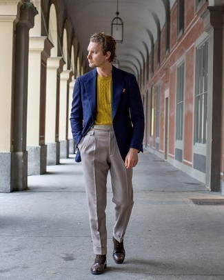 Gelbes Einstecktuch kombinieren – 479 Herren Outfits: Ein dunkelblaues Sakko und ein gelbes Einstecktuch sind eine großartige Outfit-Formel für Ihre Sammlung. Schalten Sie Ihren Kleidungsbestienmodus an und machen dunkelbraunen Lederformelle stiefel zu Ihrer Schuhwerkwahl.