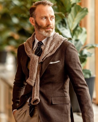 Braunen Strickpullover kombinieren – 47 Herren Outfits: Vereinigen Sie einen braunen Strickpullover mit einer beige Anzughose für eine klassischen und verfeinerte Silhouette.
