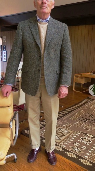 60 Jährige: Wie Strickpullover mit Sakkos zu kombinieren – 4 Herren Outfits: Kombinieren Sie ein Sakko mit einem Strickpullover, um einen modischen Freizeitlook zu kreieren. Fühlen Sie sich ideenreich? Ergänzen Sie Ihr Outfit mit dunkelroten Leder Slippern.