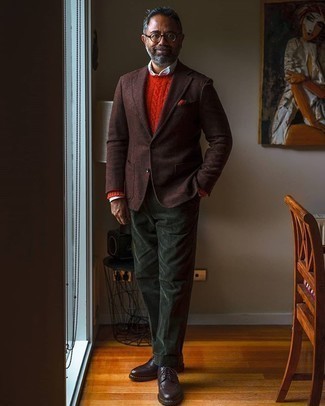 Roten Strickpullover kombinieren – 56 Herren Outfits: Kombinieren Sie einen roten Strickpullover mit einer dunkelgrünen Anzughose aus Cord für eine klassischen und verfeinerte Silhouette. Dunkelbraune Leder Derby Schuhe sind eine perfekte Wahl, um dieses Outfit zu vervollständigen.
