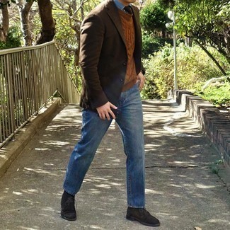 30 Jährige: Welche Chukka-Stiefel mit dunkelbraunen Sakkos zu tragen – 61 Herren Outfits warm Wetter: Kombinieren Sie ein dunkelbraunes Sakko mit blauen Jeans für Ihren Bürojob. Vervollständigen Sie Ihr Look mit Chukka-Stiefeln.