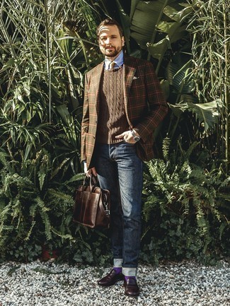 Rotbraunen Strickpullover kombinieren – 47 Herren Outfits: Vereinigen Sie einen rotbraunen Strickpullover mit dunkelblauen Jeans für ein bequemes Outfit, das außerdem gut zusammen passt. Entscheiden Sie sich für dunkelroten Leder Slipper, um Ihr Modebewusstsein zu zeigen.
