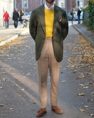 Wolljacke kombinieren – 500+ Herren Outfits: Kombinieren Sie eine Wolljacke mit einer beige Anzughose, um vor Klasse und Perfektion zu strotzen. Ergänzen Sie Ihr Look mit braunen Wildleder Slippern mit Quasten.
