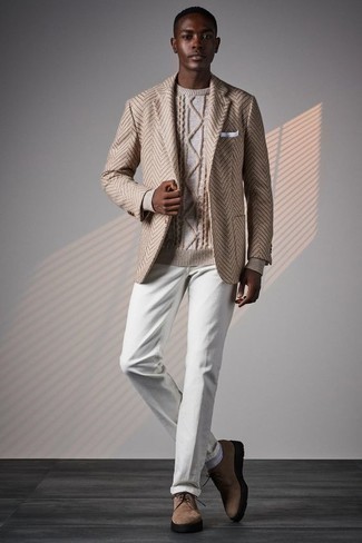 Smart-Casual Outfits Herren 2024: Erwägen Sie das Tragen von einem hellbeige Strickpullover, um einen lockeren, aber dennoch stylischen Look zu erhalten.