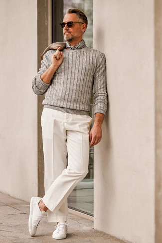 Weiße Segeltuch niedrige Sneakers kombinieren – 500+ Herren Outfits: Kombinieren Sie ein beige Sakko mit einer weißen Chinohose für einen für die Arbeit geeigneten Look. Weiße Segeltuch niedrige Sneakers verleihen einem klassischen Look eine neue Dimension.