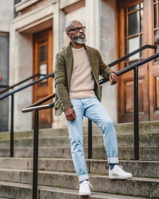 Beige Strickpullover kombinieren – 94 Smart-Casual Herren Outfits: Tragen Sie einen beige Strickpullover und hellblauen Jeans, um einen lockeren, aber dennoch stylischen Look zu erhalten. Vervollständigen Sie Ihr Look mit weißen Segeltuch niedrigen Sneakers.