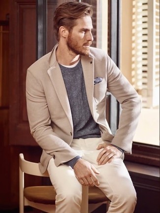 Wie grauen Strickpullover mit hellbeige Anzughose zu kombinieren – 2 Herren Outfits: Kombinieren Sie einen grauen Strickpullover mit einer hellbeige Anzughose für eine klassischen und verfeinerte Silhouette.