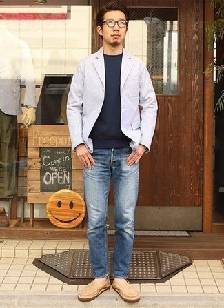 Herbst Outfits Herren 2024: Kombinieren Sie ein graues Sakko mit blauen Jeans für Drinks nach der Arbeit. Beige Segeltuch Slipper bringen klassische Ästhetik zum Ensemble. Schon haben wir ein schöner Look im Herbst.