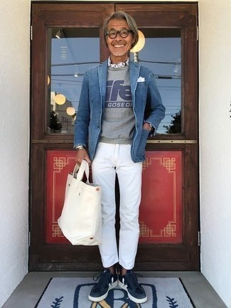 Dunkelblaues Sakko kombinieren – 347 Casual Herren Outfits: Kombinieren Sie ein dunkelblaues Sakko mit weißen Jeans, um einen modischen Freizeitlook zu kreieren. Dunkelblaue und weiße Segeltuch niedrige Sneakers verleihen einem klassischen Look eine neue Dimension.
