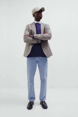 Graue Jacke kombinieren – 1200+ Herren Outfits: Paaren Sie eine graue Jacke mit hellblauen Jeans für Drinks nach der Arbeit. Fühlen Sie sich mutig? Entscheiden Sie sich für schwarzen Leder Slipper.