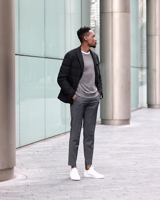 Wie graues Sweatshirts mit schwarzen gesteppten Sakkos zu kombinieren – 1 Casual Herren Outfits: Paaren Sie ein schwarzes gestepptes Sakko mit einem grauen Sweatshirt für Ihren Bürojob. Wenn Sie nicht durch und durch formal auftreten möchten, wählen Sie weißen Segeltuch niedrige Sneakers.
