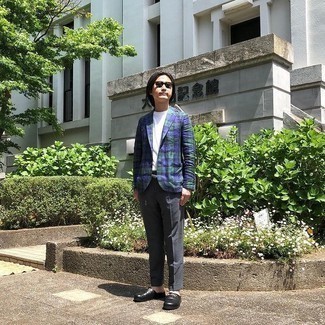 Wie Sakko mit Slipper zu kombinieren – 500+ Smart-Casual Sommer Herren Outfits: Tragen Sie ein Sakko und eine dunkelgraue Anzughose, um vor Klasse und Perfektion zu strotzen. Ergänzen Sie Ihr Look mit Slippern. Ein cooles Outfit für den Sommer.