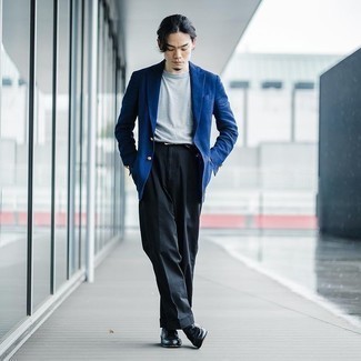 Dunkelgraue Socken kombinieren – 500+ Herren Outfits: Tragen Sie ein dunkelblaues Sakko und dunkelgrauen Socken für einen entspannten Wochenend-Look. Wählen Sie dunkelblauen Leder Slipper, um Ihr Modebewusstsein zu zeigen.