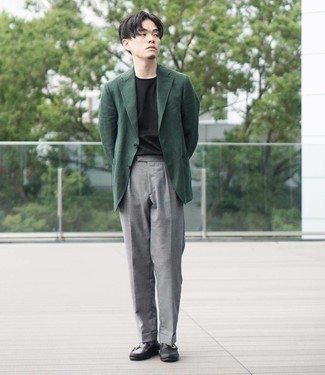 Welche Slipper mit dunkelgrünen Sakkos zu tragen – 298 Herren Outfits: Vereinigen Sie ein dunkelgrünes Sakko mit einer grauen Anzughose für einen stilvollen, eleganten Look. Slipper sind eine kluge Wahl, um dieses Outfit zu vervollständigen.