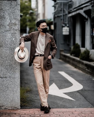 Beige Anzughose kombinieren – 1200+ Herren Outfits: Vereinigen Sie ein dunkelbraunes Sakko mit einer beige Anzughose für eine klassischen und verfeinerte Silhouette. Vervollständigen Sie Ihr Look mit schwarzen Wildleder Slippern.