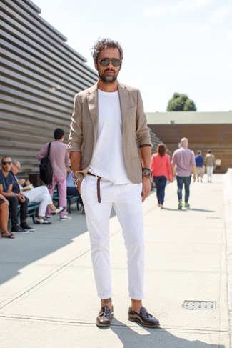 40 Jährige: Jacke kombinieren – 340 Smart-Casual Sommer Herren Outfits: Vereinigen Sie eine Jacke mit einer weißen Leinen Anzughose, um vor Klasse und Perfektion zu strotzen. Dunkelbraune Leder Slipper mit Quasten sind eine ideale Wahl, um dieses Outfit zu vervollständigen. Mit diesem Outfit sind Sie im Sommer immer gut angezogen.