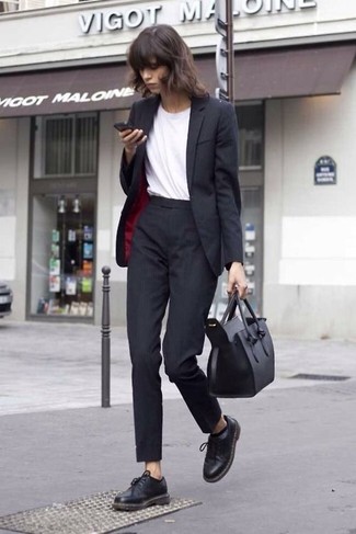 Schnürschuhe kombinieren – 143 Frühling Damen Outfits: Möchten Sie ein lässiges Outfit erhalten, ist diese Paarung aus einem schwarzen Sakko und einer schwarzen Anzughose ganz perfekt. Ergänzen Sie Ihr Look mit Schnürschuhen. Dieses Outfit ist sehr gut für die Übergangszeit geeignet.