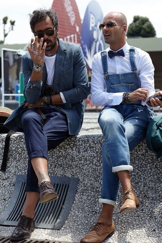 Blaues Jeanssakko kombinieren – 44 Herren Outfits: Kombinieren Sie ein blaues Jeanssakko mit einer dunkelblauen Anzughose für eine klassischen und verfeinerte Silhouette. Komplettieren Sie Ihr Outfit mit dunkelbraunen Leder Derby Schuhen.