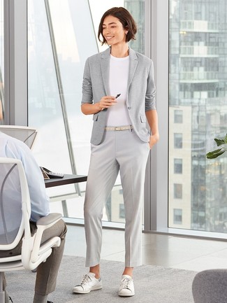Graue Anzughose kombinieren – 91 Damen Outfits: Probieren Sie diese Paarung aus einem grauen Strick Sakko und einer grauen Anzughose, um einen wunderbaren, entspannten Look zu erreichen. Wenn Sie nicht durch und durch formal auftreten möchten, komplettieren Sie Ihr Outfit mit weißen Leder niedrigen Sneakers.