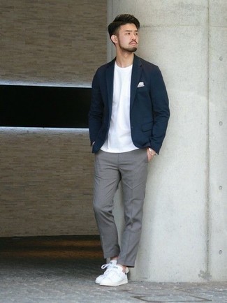 30 Jährige: Dunkelblaues Sakko kombinieren – 500+ Smart-Casual Herren Outfits: Kombinieren Sie ein dunkelblaues Sakko mit einer grauen Anzughose für eine klassischen und verfeinerte Silhouette. Suchen Sie nach leichtem Schuhwerk? Ergänzen Sie Ihr Outfit mit weißen Leder niedrigen Sneakers für den Tag.