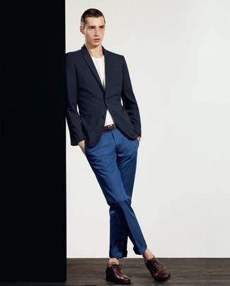 Welche Sakkos mit brauner Oxford Schuhe zu tragen – 334 Sommer Herren Outfits: Entscheiden Sie sich für einen klassischen Stil in einem Sakko und einer blauen Anzughose. Braune Oxford Schuhe sind eine ideale Wahl, um dieses Outfit zu vervollständigen. Was für eine coole Sommer-Outfit Idee!