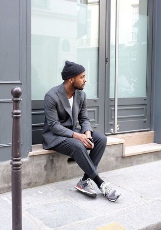 Graue Sportschuhe kombinieren – 111 Smart-Casual Herren Outfits: Vereinigen Sie ein graues Sakko mit einer grauen Anzughose für einen stilvollen, eleganten Look. Graue Sportschuhe verleihen einem klassischen Look eine neue Dimension.