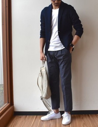 dunkelblaues Strick Sakko, weißes T-Shirt mit einem Rundhalsausschnitt, dunkelblaue Anzughose, weiße Segeltuch niedrige Sneakers für Herren