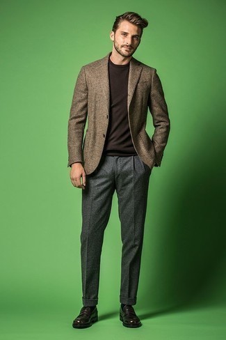 Jacke mit Hahnentritt-Muster kombinieren – 500+ Herren Outfits: Kombinieren Sie eine Jacke mit Hahnentritt-Muster mit einer grauen Wollanzughose für eine klassischen und verfeinerte Silhouette. Machen Sie Ihr Outfit mit dunkelbraunen Leder Slippern eleganter.