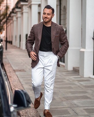 Welche Slipper mit dunkelbraunen Sakkos zu tragen – 339 Smart-Casual Herren Outfits: Kombinieren Sie ein dunkelbraunes Sakko mit einer weißen Anzughose, um vor Klasse und Perfektion zu strotzen. Dieses Outfit passt hervorragend zusammen mit Slippern.