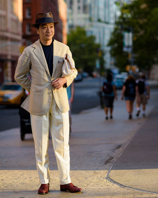 Welche Anzughosen mit brauner Slipper mit Quasten zu tragen – 500+ Sommer Herren Outfits: Kombinieren Sie ein hellbeige Sakko mit einer Anzughose, um vor Klasse und Perfektion zu strotzen. Dieses Outfit passt hervorragend zusammen mit braunen Slippern mit Quasten. Schon haben wir ein cooler Look im Sommer.