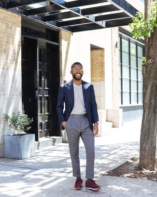 Welche Anzughosen mit dunkelblauen und grünen Sakkos zu tragen – 500+ Herren Outfits: Kombinieren Sie ein dunkelblaues und grünes Sakko mit einer Anzughose für eine klassischen und verfeinerte Silhouette. Dunkelrote Sportschuhe verleihen einem klassischen Look eine neue Dimension.