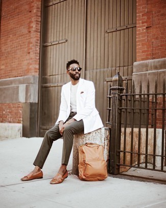 Braune Doppelmonks aus Leder kombinieren – 500+ Herren Outfits: Geben Sie den bestmöglichen Look ab in einem weißen Sakko und einer olivgrünen Anzughose. Braune Doppelmonks aus Leder fügen sich nahtlos in einer Vielzahl von Outfits ein.