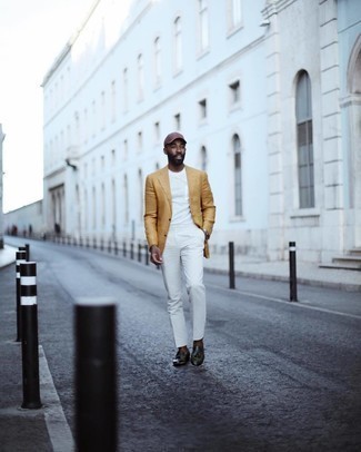 Dunkelgrüne Leder Slipper mit Quasten kombinieren – 25 Herren Outfits: Vereinigen Sie ein gelbes Sakko mit einer weißen Anzughose, um vor Klasse und Perfektion zu strotzen. Dieses Outfit passt hervorragend zusammen mit dunkelgrünen Leder Slippern mit Quasten.