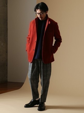 Rotes Wollsakko kombinieren – 30 Herren Outfits: Kombinieren Sie ein rotes Wollsakko mit einer grauen Anzughose mit Schottenmuster für eine klassischen und verfeinerte Silhouette. Schwarze Leder Derby Schuhe fügen sich nahtlos in einer Vielzahl von Outfits ein.