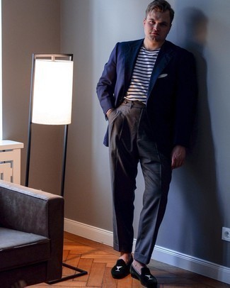 Wie dunkelblaues Sakko mit grauer Anzughose zu kombinieren – 99 Smart-Casual Herren Outfits: Entscheiden Sie sich für ein dunkelblaues Sakko und eine graue Anzughose für einen stilvollen, eleganten Look. Ergänzen Sie Ihr Look mit schwarzen bestickten Samt Slippern.