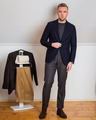 Dunkelblaues Sakko kombinieren – 500+ Herren Outfits: Tragen Sie ein dunkelblaues Sakko und eine dunkelgraue Anzughose für eine klassischen und verfeinerte Silhouette. Bringen Sie die Dinge durcheinander, indem Sie dunkelbraunen Chukka-Stiefel aus Wildleder mit diesem Outfit tragen.