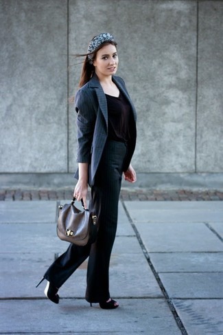 Haarband kombinieren – 144 Damen Outfits: Um einen unkompliziertfen und ultralässigen Trend-Look zu schaffen, tragen Sie ein dunkelgraues vertikal gestreiftes Sakko und ein Haarband. Dieses Outfit passt hervorragend zusammen mit schwarzen Leder Sandaletten.