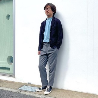 Sakko kombinieren – 1200+ Herren Outfits: Kombinieren Sie ein Sakko mit einer grauen Chinohose für Drinks nach der Arbeit. Wenn Sie nicht durch und durch formal auftreten möchten, ergänzen Sie Ihr Outfit mit dunkelblauen und weißen hohen Sneakers aus Segeltuch.