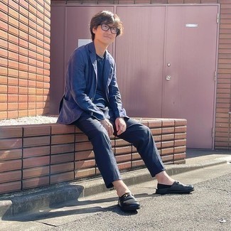 Smart-Casual Sommer Outfits Herren 2024: Kombinieren Sie ein dunkelblaues Sakko mit einer dunkelblauen Chinohose, wenn Sie einen gepflegten und stylischen Look wollen. Fühlen Sie sich ideenreich? Wählen Sie schwarzen Leder Slipper. Was für eine super Sommer-Look Idee!