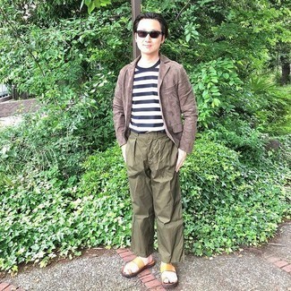 Sakko kombinieren – 500+ Casual Herren Outfits warm Wetter: Vereinigen Sie ein Sakko mit einer olivgrünen Chinohose, um einen modischen Freizeitlook zu kreieren. Fühlen Sie sich mutig? Ergänzen Sie Ihr Outfit mit rotbraunen Leder Zehensandalen.